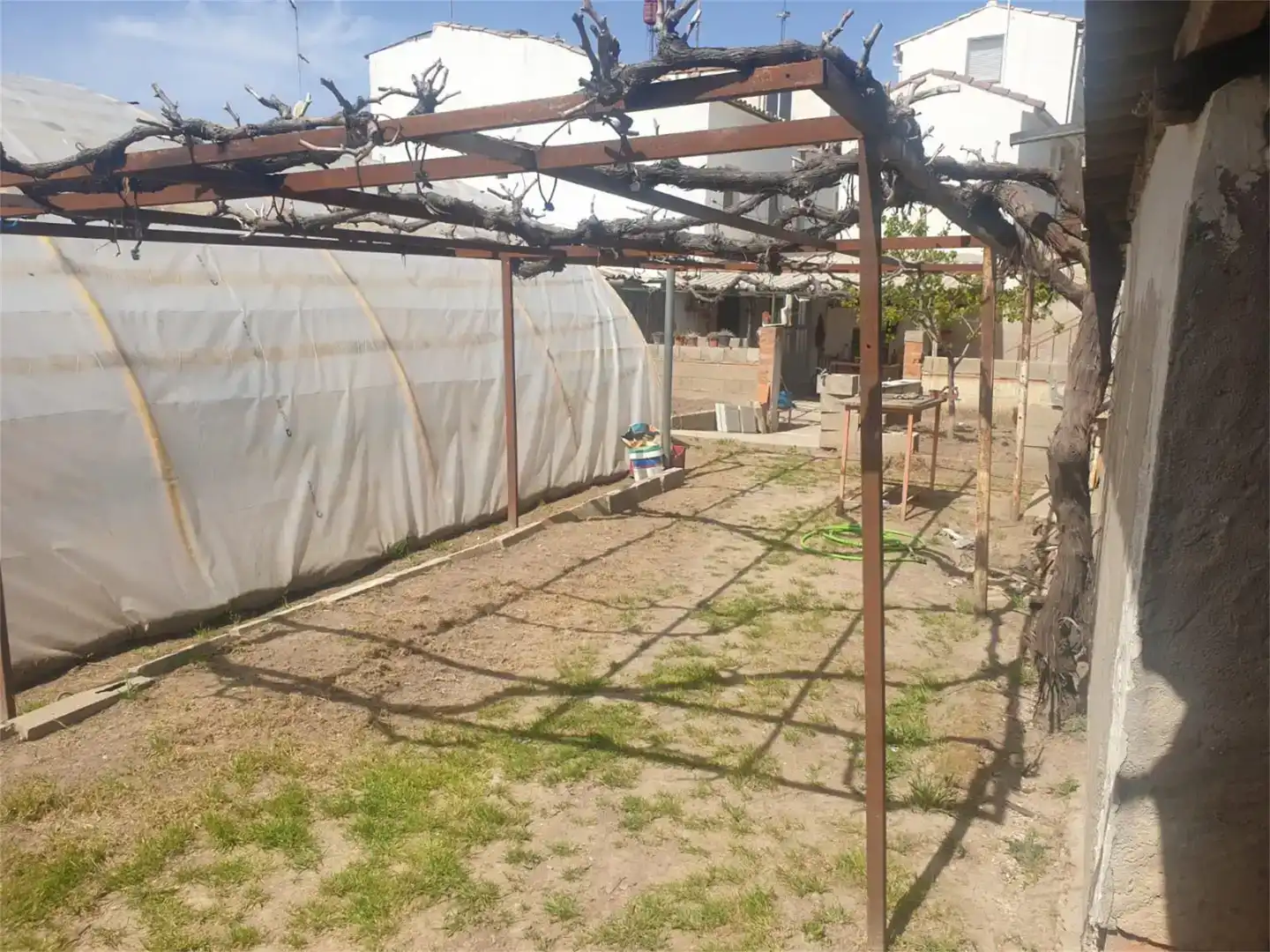 Vista exterior de Casa adosada en venta en Alcocer con Trastero, Amueblado y Balcón