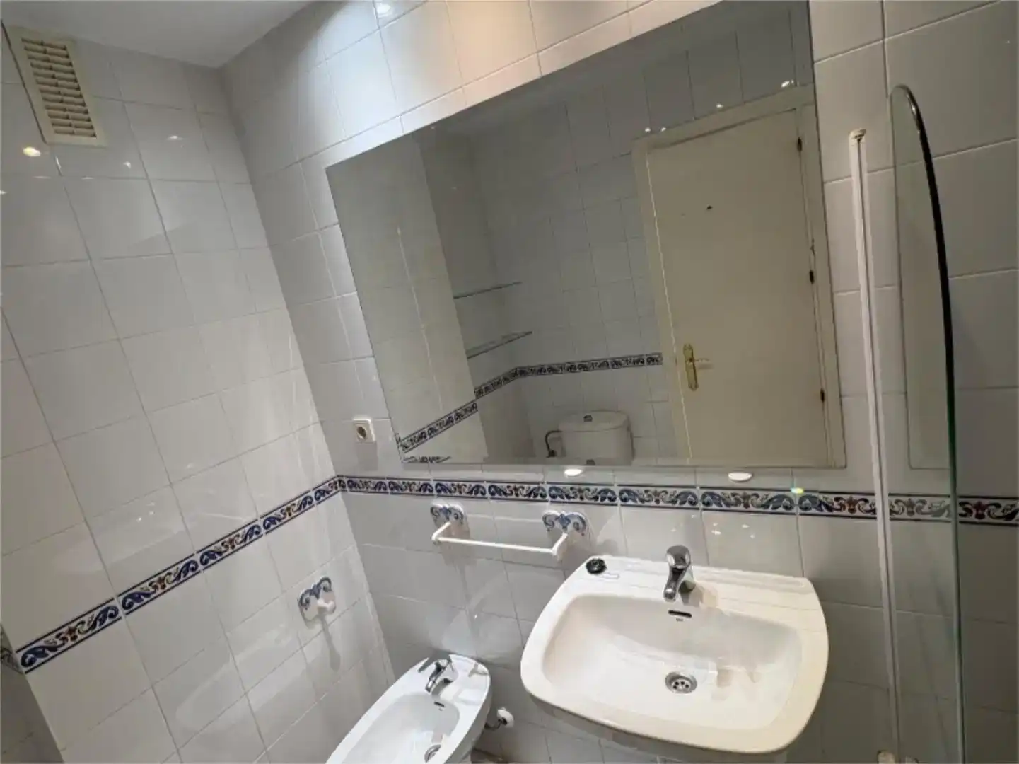 Baño de Piso de alquiler en Tomares con Aire acondicionado, Piscina y Balcón