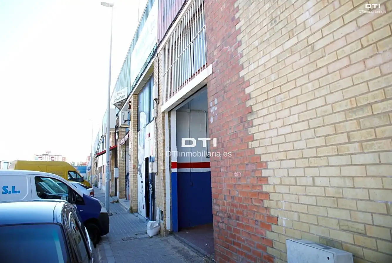 Vista exterior de Nave industrial en venta en Huelva