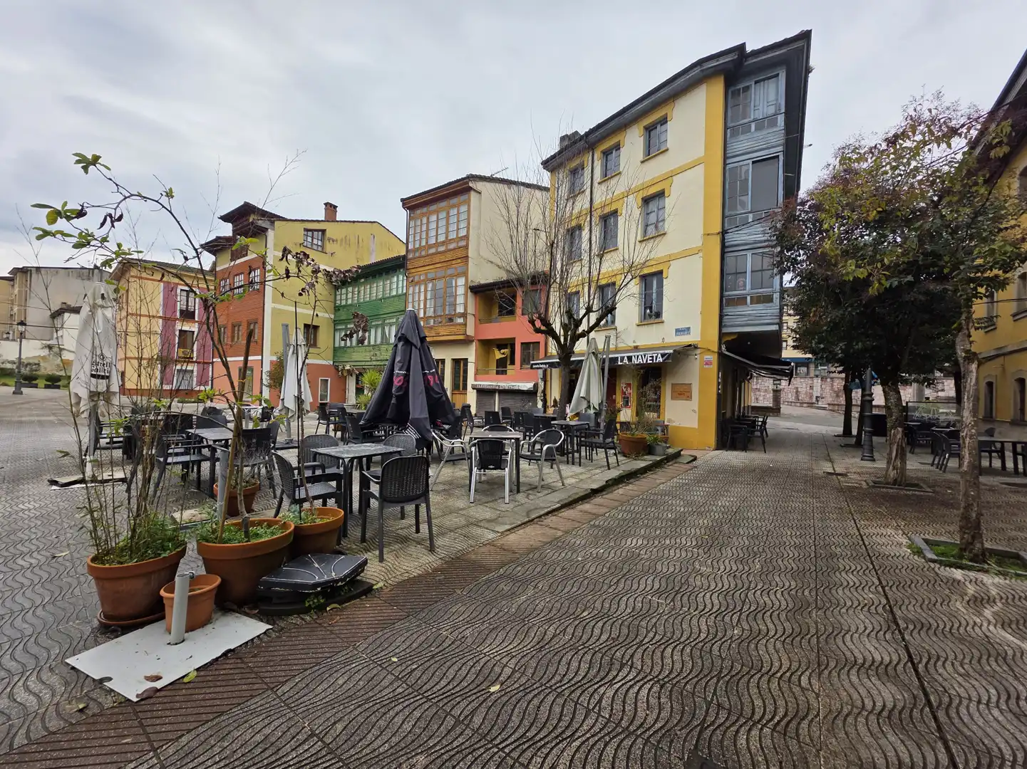 Außenansicht von Einfamilien-Reihenhaus zum Verkauf in Nava mit Terrasse