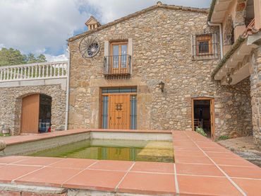 Casa rustica con balcone in vendita a Cabanelles