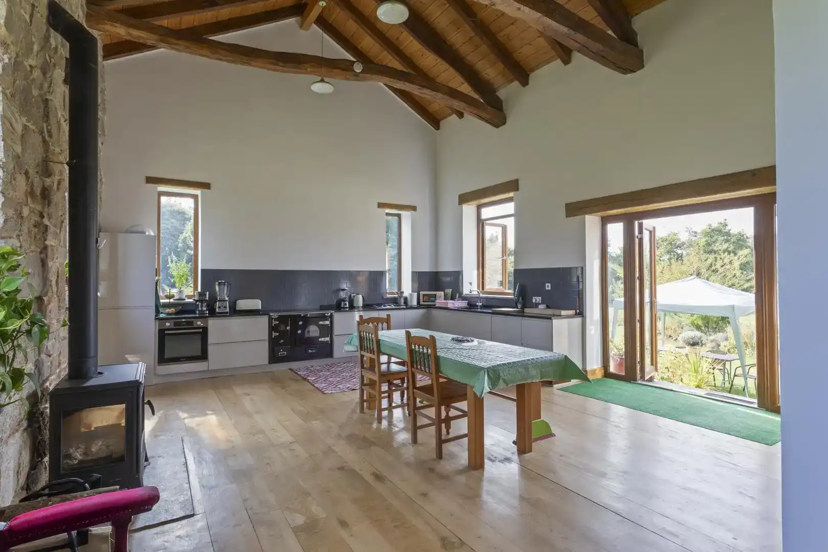 Küche von Country house zur Miete in Friol mit Privatgarten, Abstellraum und Möbliert