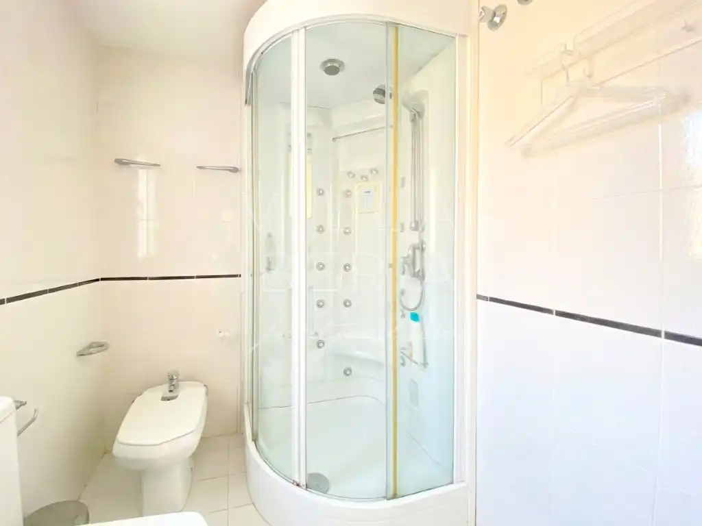 Badezimmer von Einfamilien-Reihenhaus zum Verkauf in Castell d'Aro, Platja d'Aro i s'Agaró mit Gemeinschaftspool