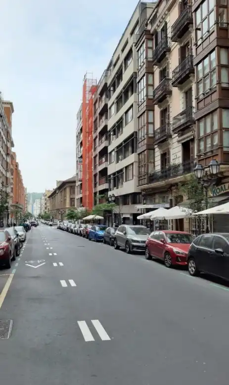Vista exterior de Oficina en venda en Bilbao  amb Calefacció i Moblat