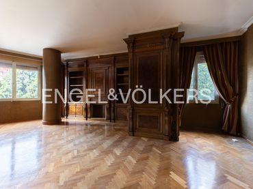 Piso con balcón en venta en L'Eixample