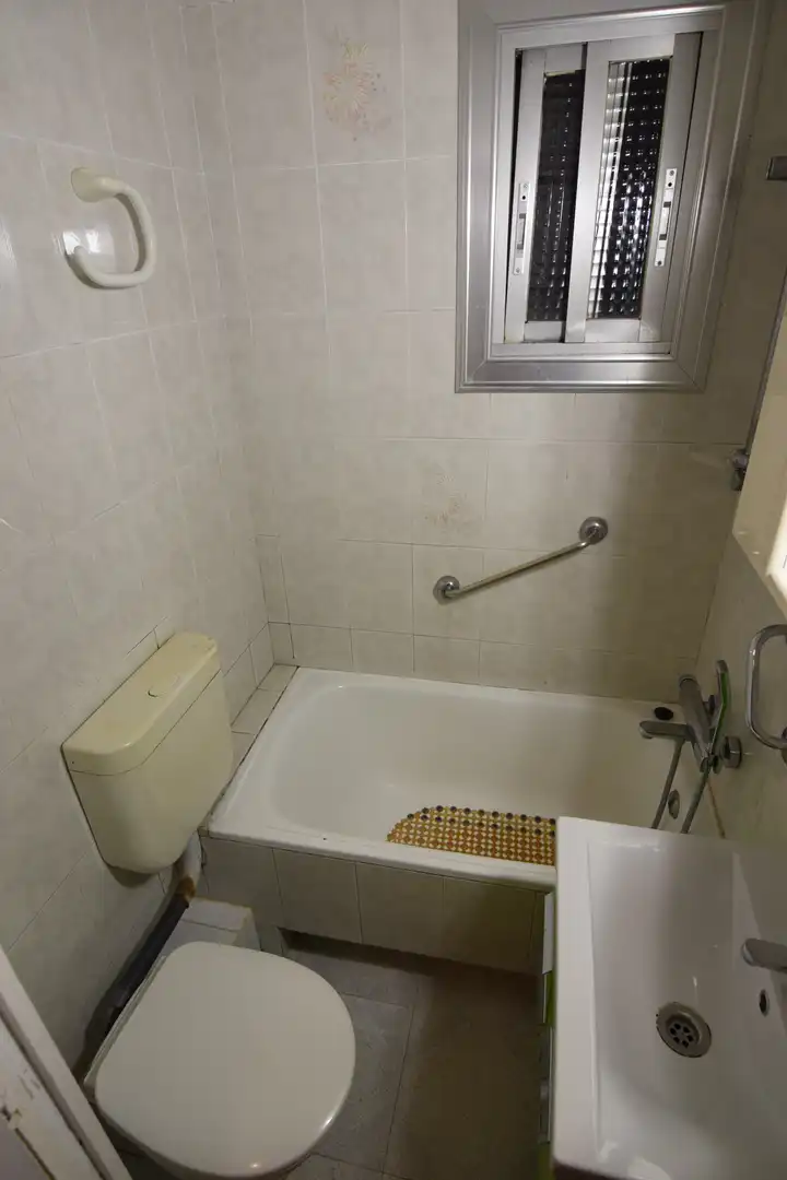 Badezimmer von Wohnung zur Miete in Barcelona mit Parkett