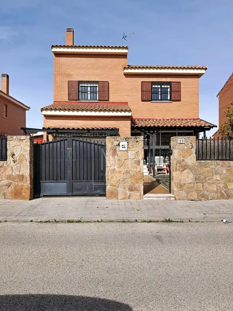 Vista exterior de Casa o xalet en venda en Moraleja de Enmedio amb Calefacció, Jardí privat i Terrassa