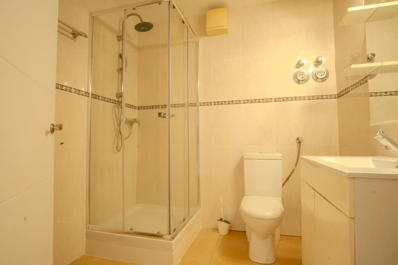 Bathroom of Flat for sale in Llucmajor  with Air Conditioner, Heating and Terrace