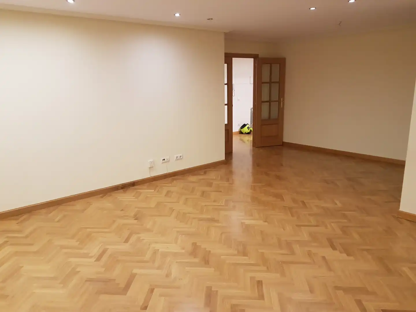Sala d'estar de Planta baixa en venda en  Logroño amb Calefacció, Jardí privat i Parquet