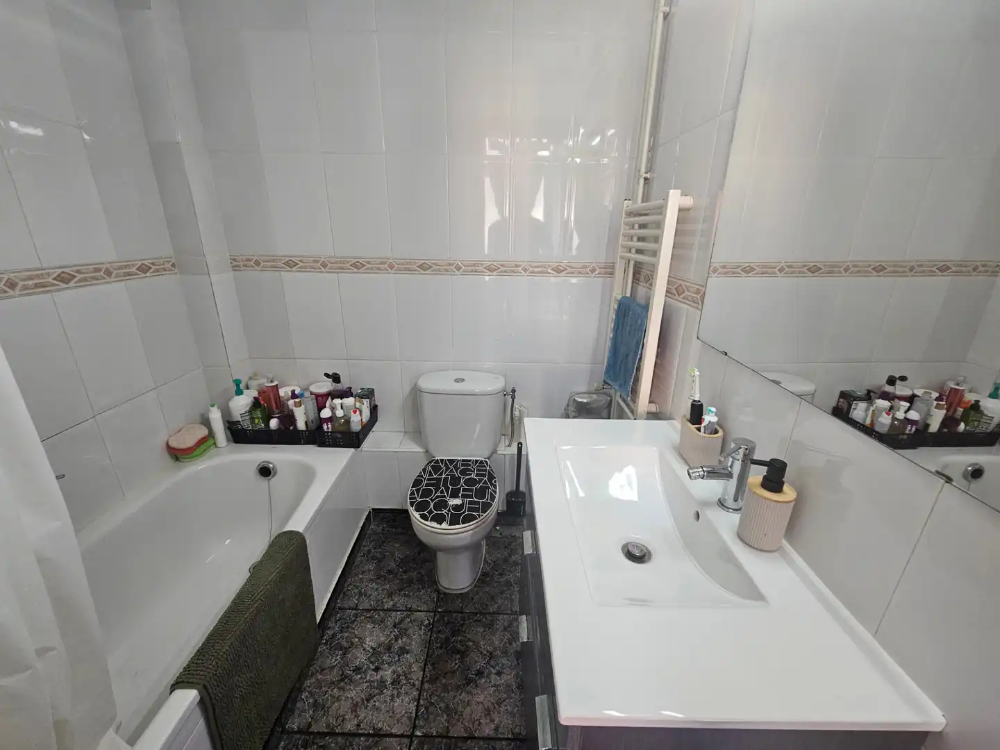 Bathroom of Flat for sale in Sabadell  with Heating and Oven