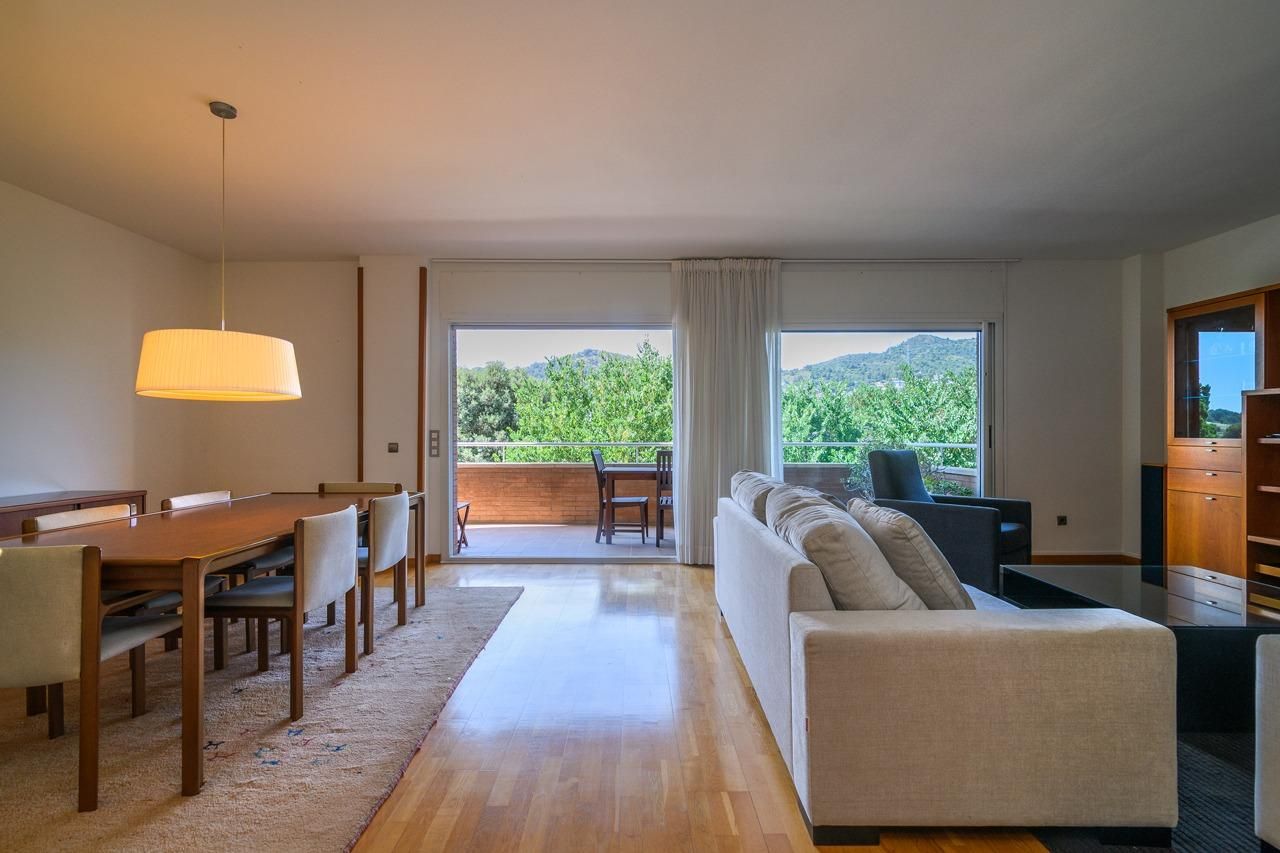 Living room of Flat to rent in Sant Just Desvern  with Air Conditioner, Heating and Parquet flooring
