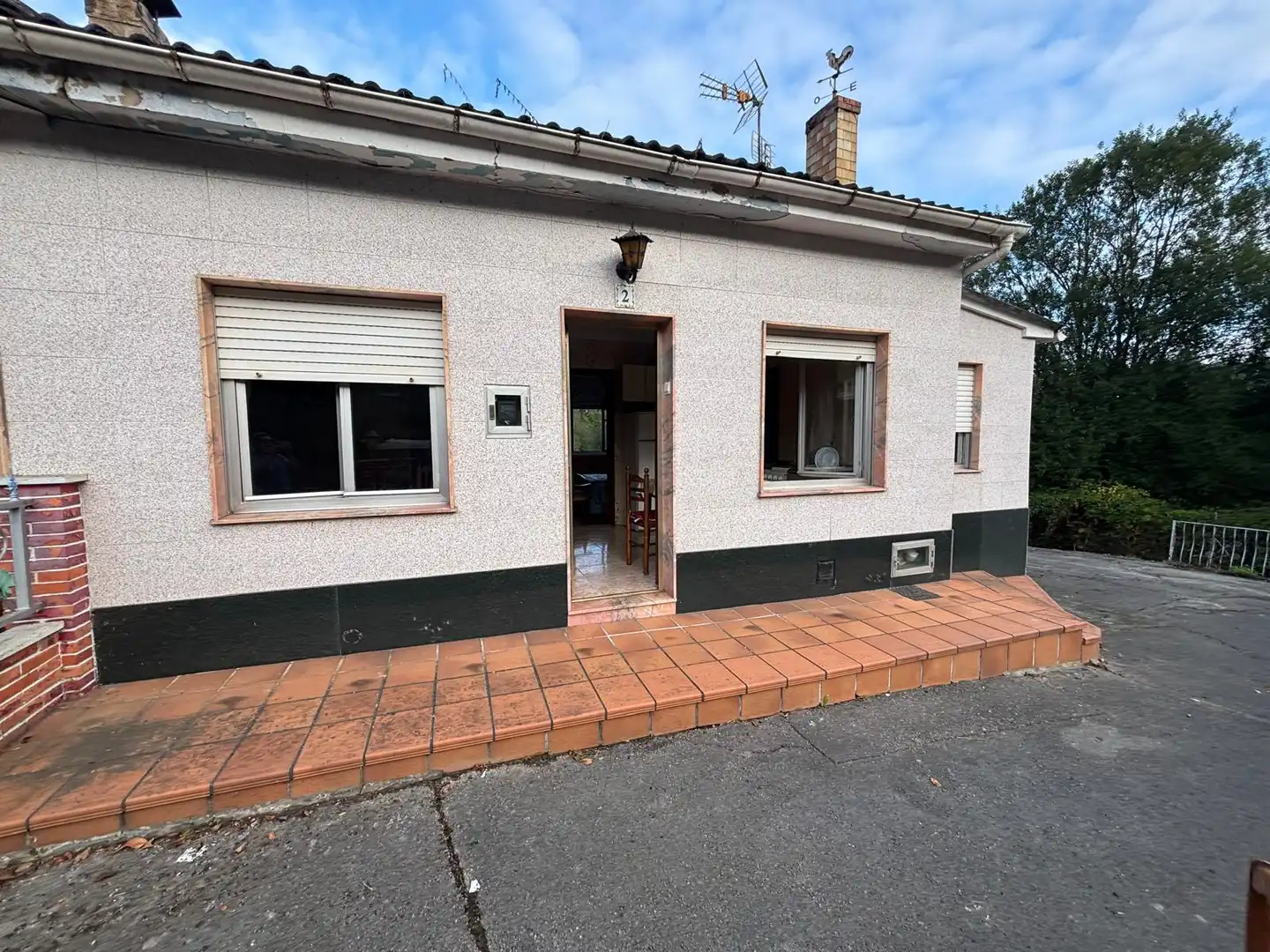 Vista exterior de Casa adosada en venta en Oviedo  con Calefacción, Jardín privado y Amueblado