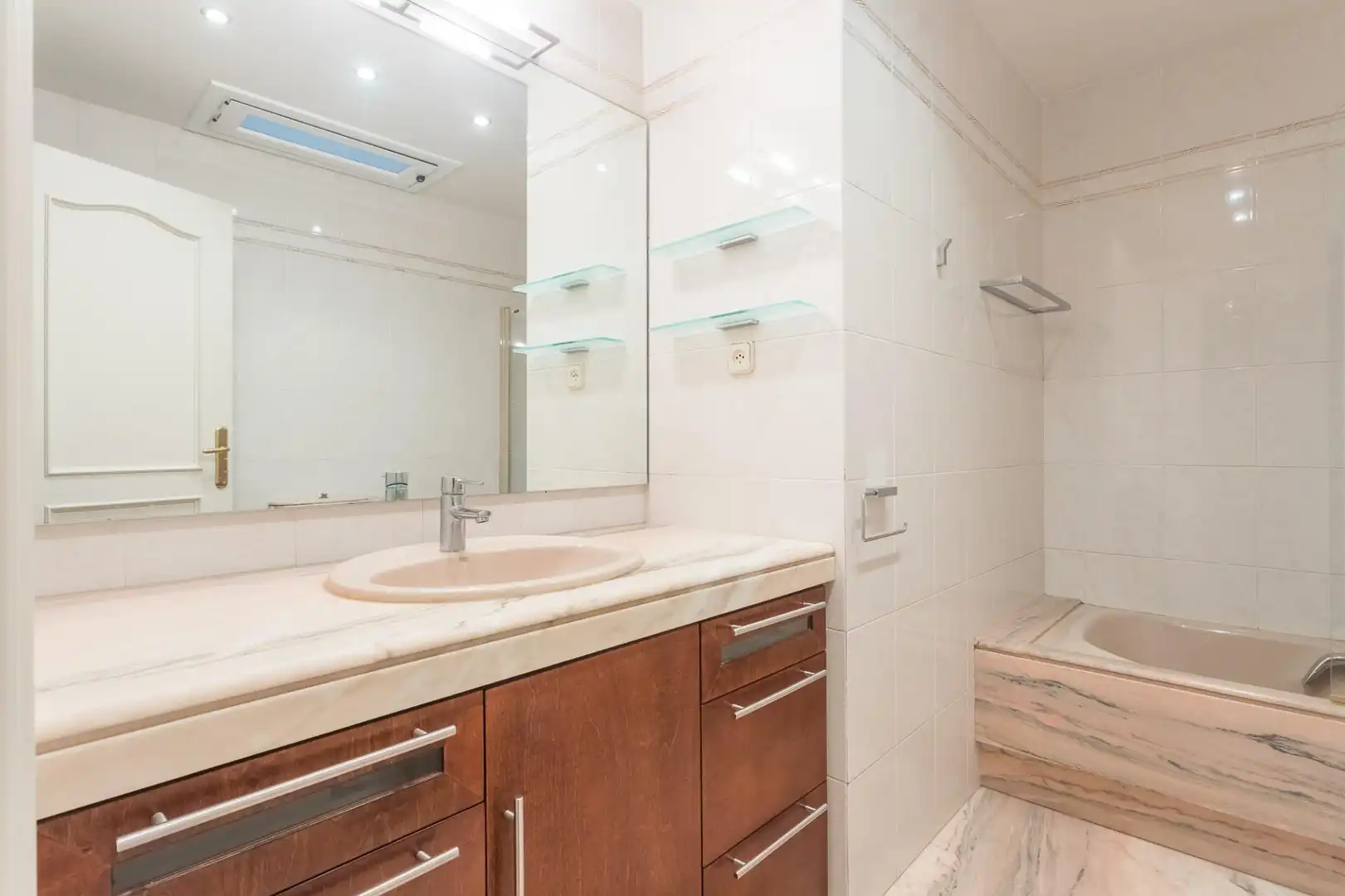 Baño de Ático en venta en Terrassa con Aire acondicionado, Terraza y Trastero