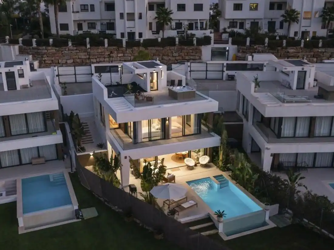 Vista exterior de Casa o xalet de lloguer en Estepona amb Aire condicionat, Jardí privat i Terrassa