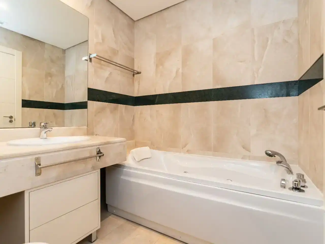 Baño de Piso en venta en Marbella con Aire acondicionado, Terraza y Piscina