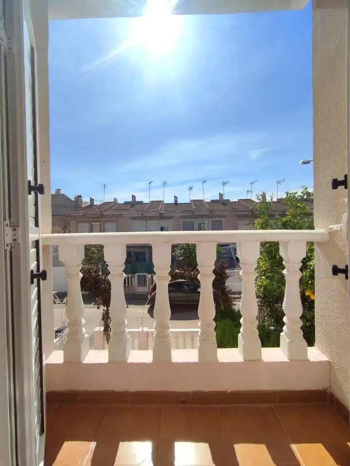 Vista exterior de Casa o xalet en venda en San Pedro del Pinatar amb Aire condicionat, Jardí privat i Terrassa