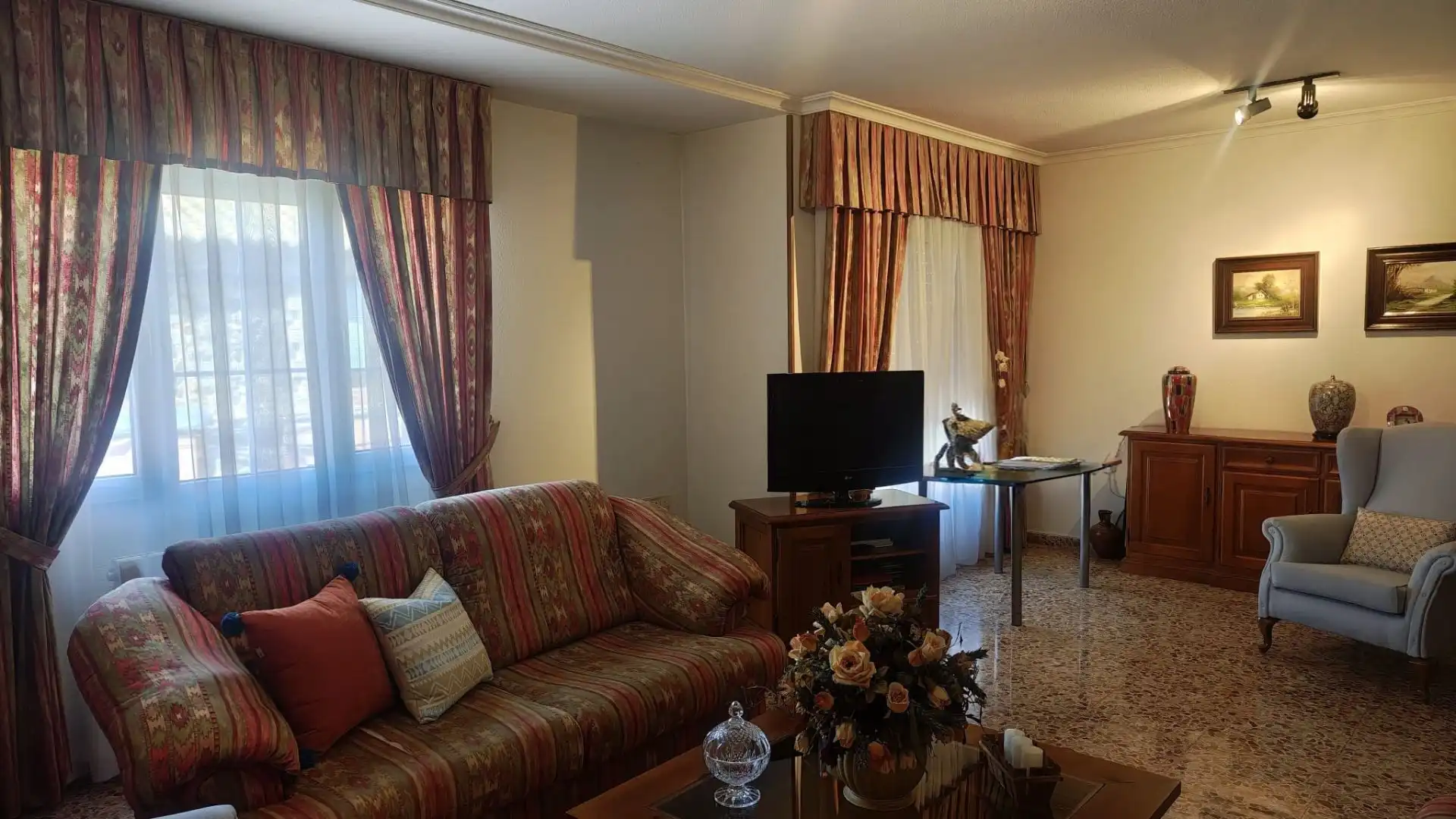Wohnzimmer von Einfamilien-Reihenhaus zum Verkauf in Argamasilla de Calatrava mit Klimaanlage, Heizung und Abstellraum