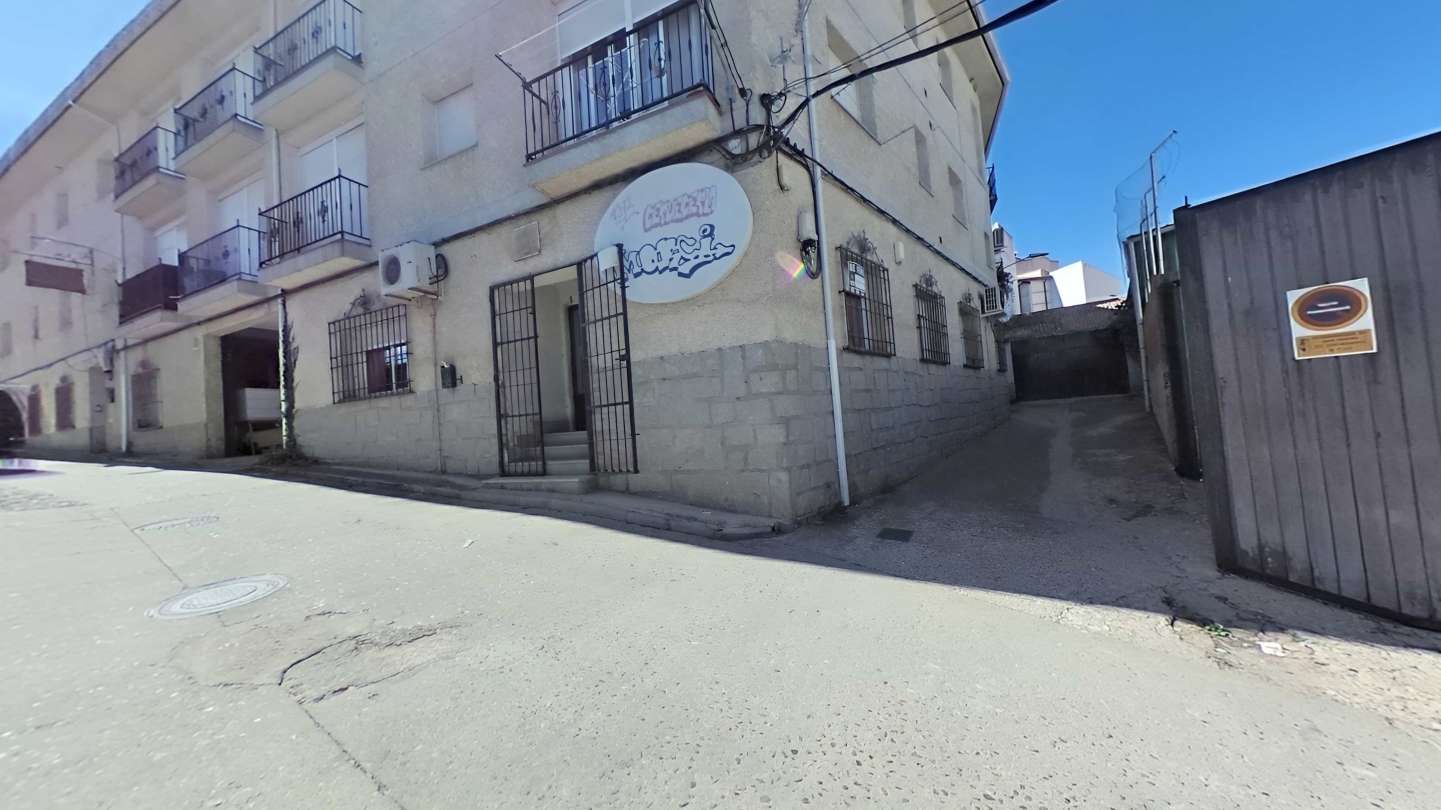 Vista exterior de Local en venda en San Pablo de los Montes