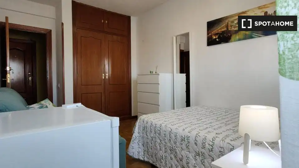 Habitación de Piso de alquiler en Alcalá de Henares con Aire acondicionado, Calefacción y Amueblado