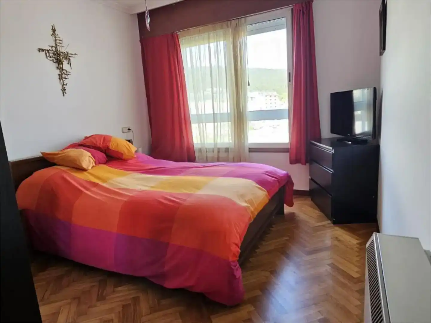 Schlafzimmer von Wohnungen zur Miete in Viveiro mit Parkett und Möbliert