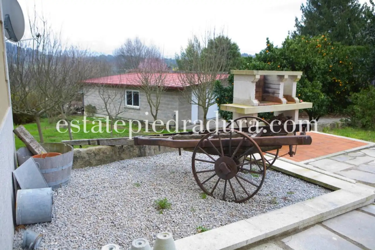 Vista exterior de Casa o chalet en venta en Pontevedra Capital  con Calefacción, Jardín privado y Terraza