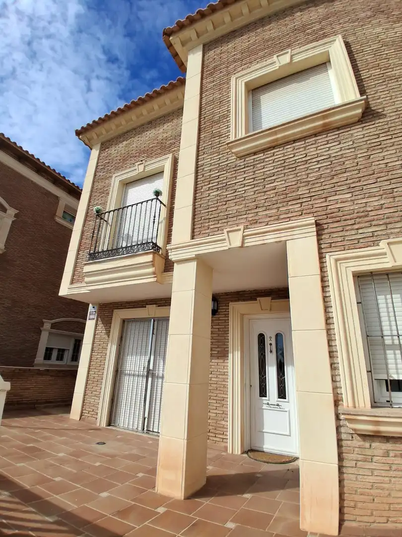 Außenansicht von Einfamilien-Reihenhaus zum Verkauf in Roquetas de Mar