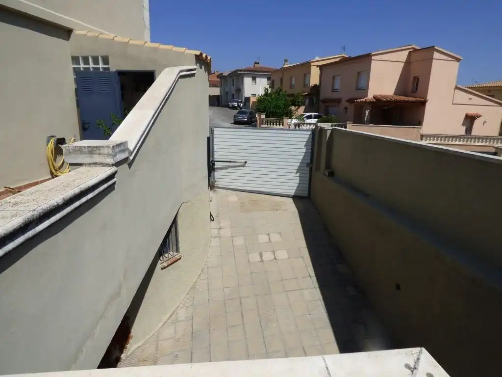 Aparcament de Casa o xalet en venda en Vilafant amb Aire condicionat, Jardí privat i Terrassa