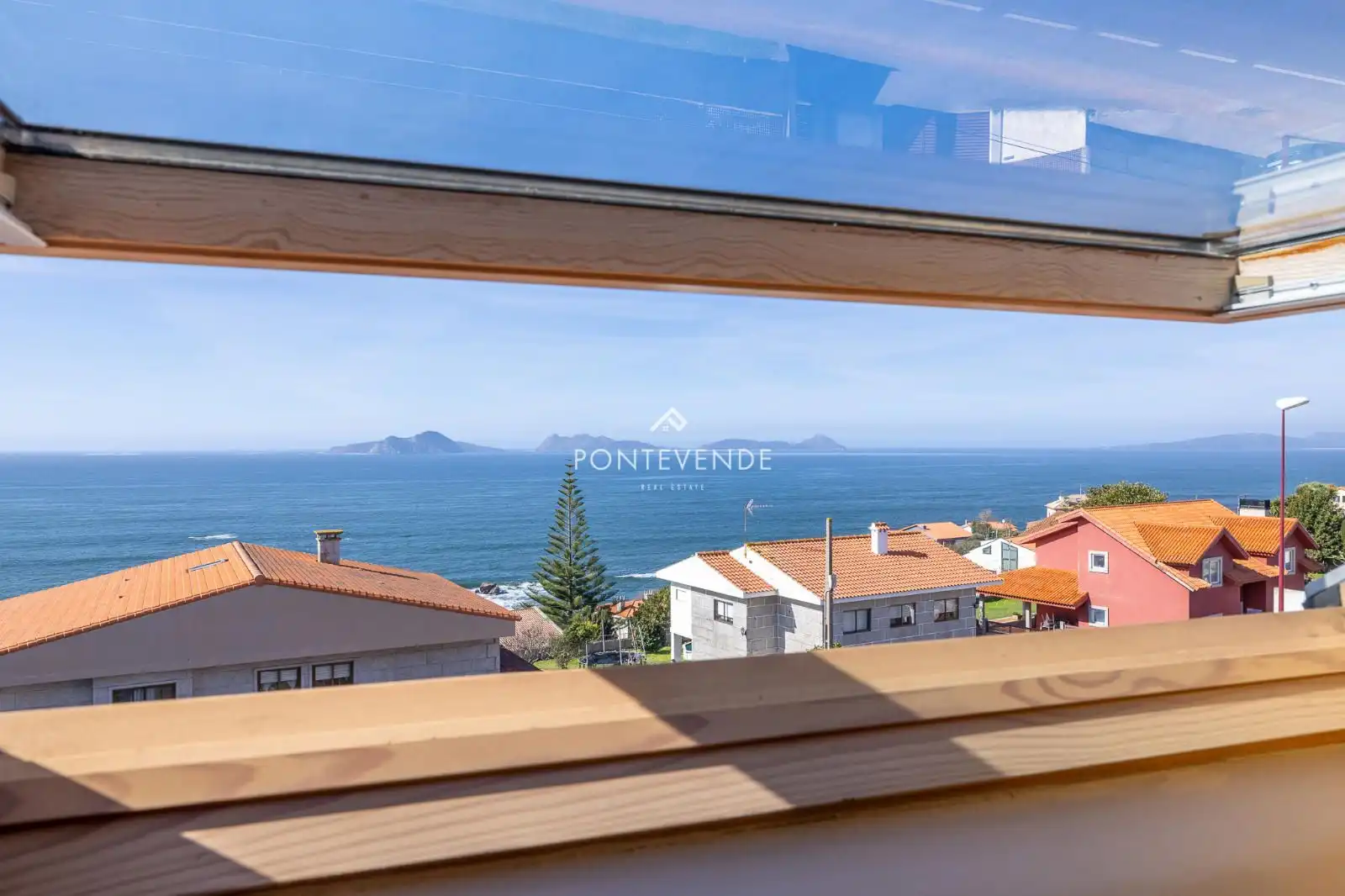 Vista exterior de Casa o xalet en venda en Vigo  amb Calefacció, Jardí privat i Terrassa