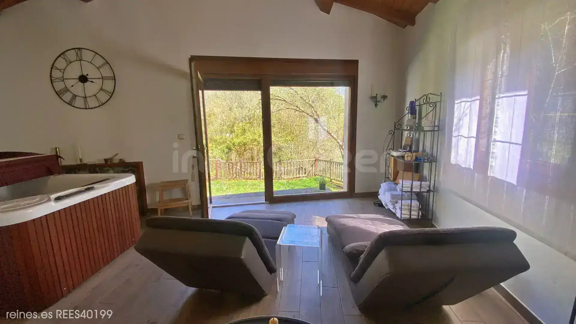 Sala d'estar de Casa o xalet en venda en Santo Adriano amb Calefacció, Jardí privat i Terrassa