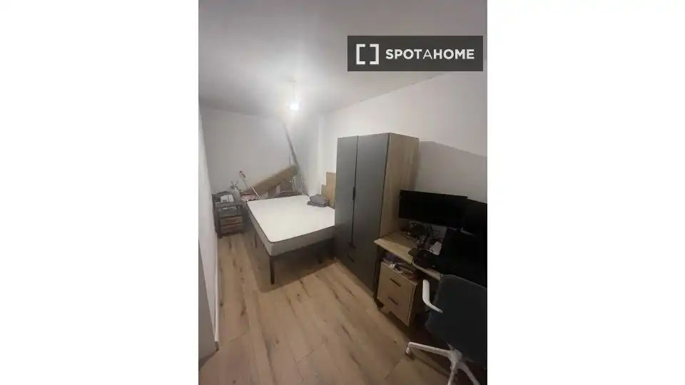 Bedroom of Flat for share in Barcelona  with Air Conditioner, Heating and Furnished
