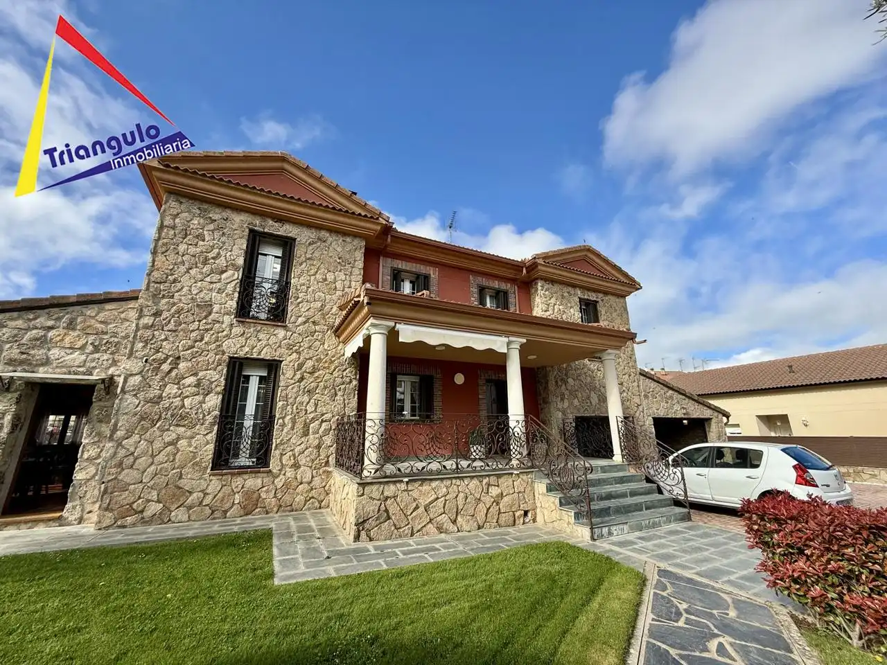 Vista exterior de Casa o chalet en venta en Otero de Herreros con Calefacción y Jardín privado