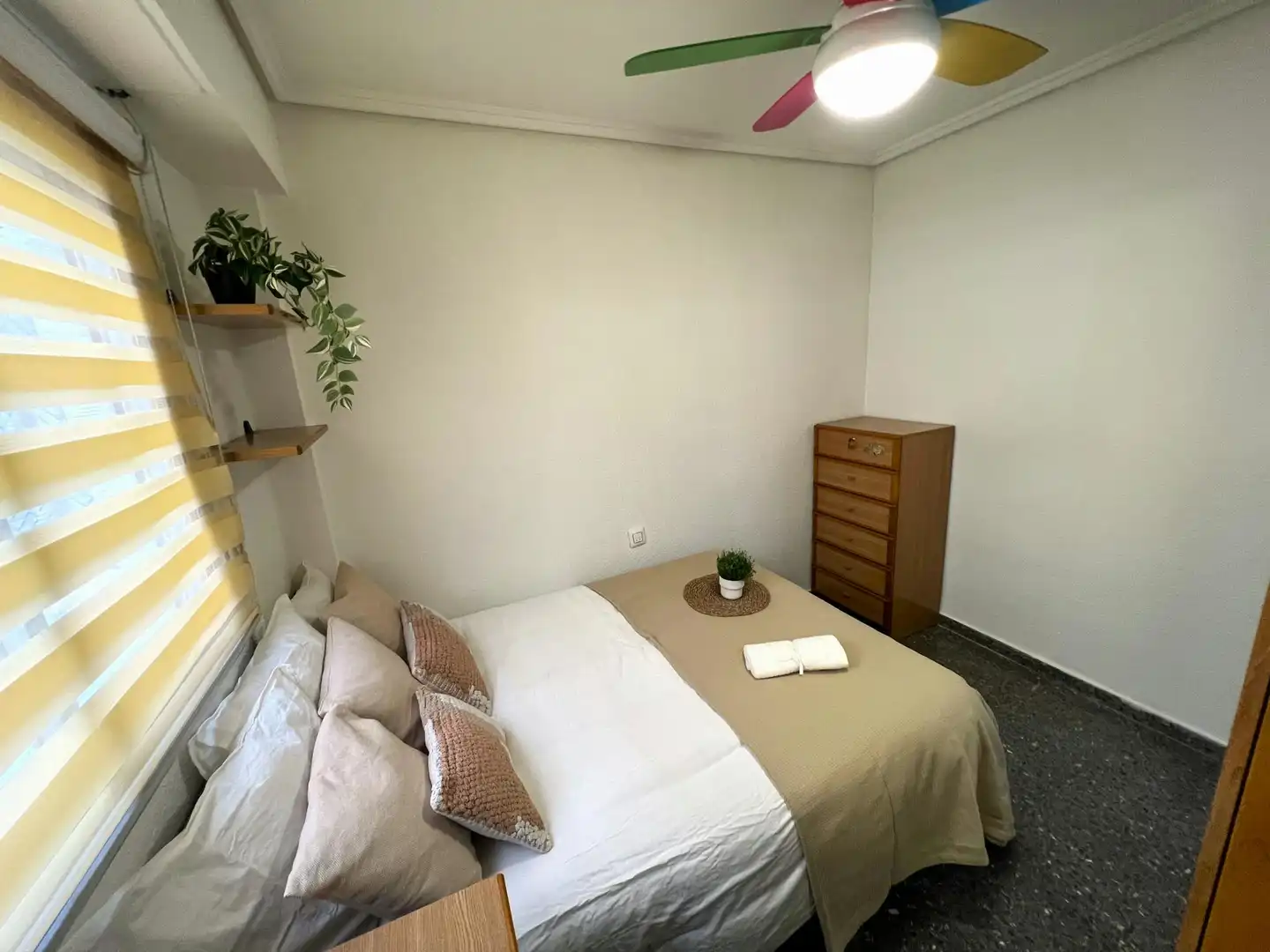 Habitación de Piso para compartir en Valencia con Lavadora y TV