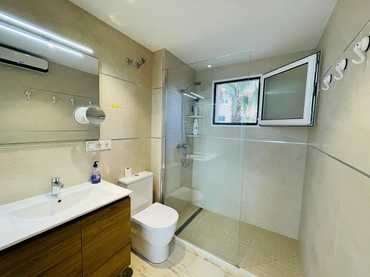 Bany de Apartament de lloguer en Torrevieja amb Calefacció, Terrassa i Piscina