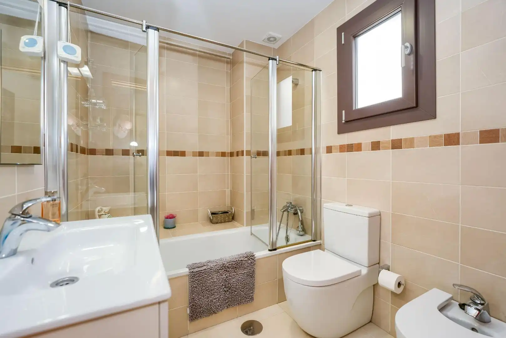 Badezimmer von Dachboden zum Verkauf in Sevilla mit Klimaanlage, Heizung und Terrasse