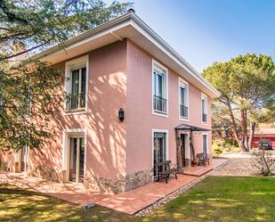 Vista exterior de Casa o xalet en venda en Torrelodones amb Aire condicionat, Terrassa i Piscina