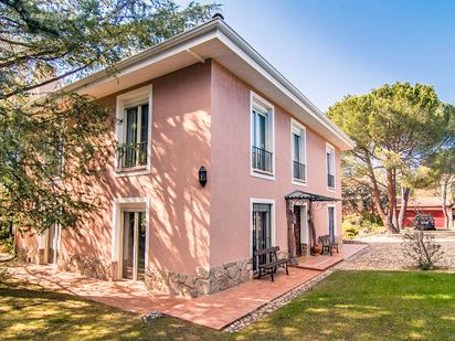 Vista exterior de Casa o xalet en venda en Torrelodones amb Aire condicionat, Calefacció i Jardí privat