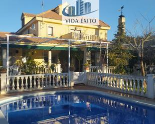 Vista exterior de Casa o xalet en venda en Linares amb Aire condicionat, Calefacció i Jardí privat