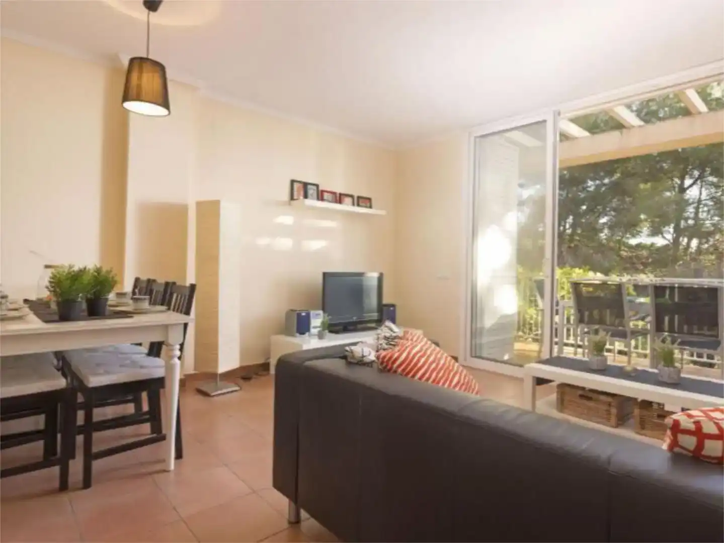 Sala d'estar de Apartament de lloguer en Tarragona amb Aire condicionat, Jardí privat i Piscina