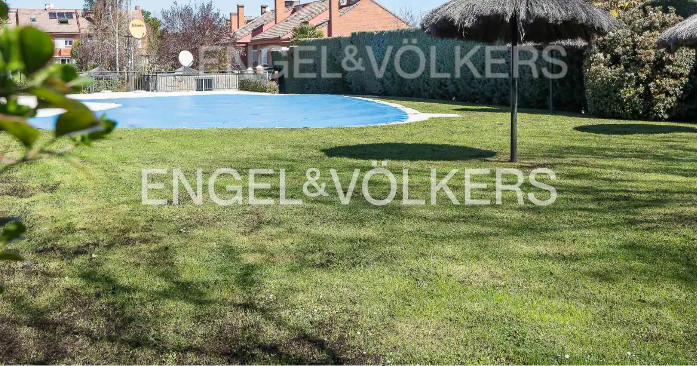 Jardí de Casa adosada en venda en Ciudalcampo amb Aire condicionat, Calefacció i Jardí privat