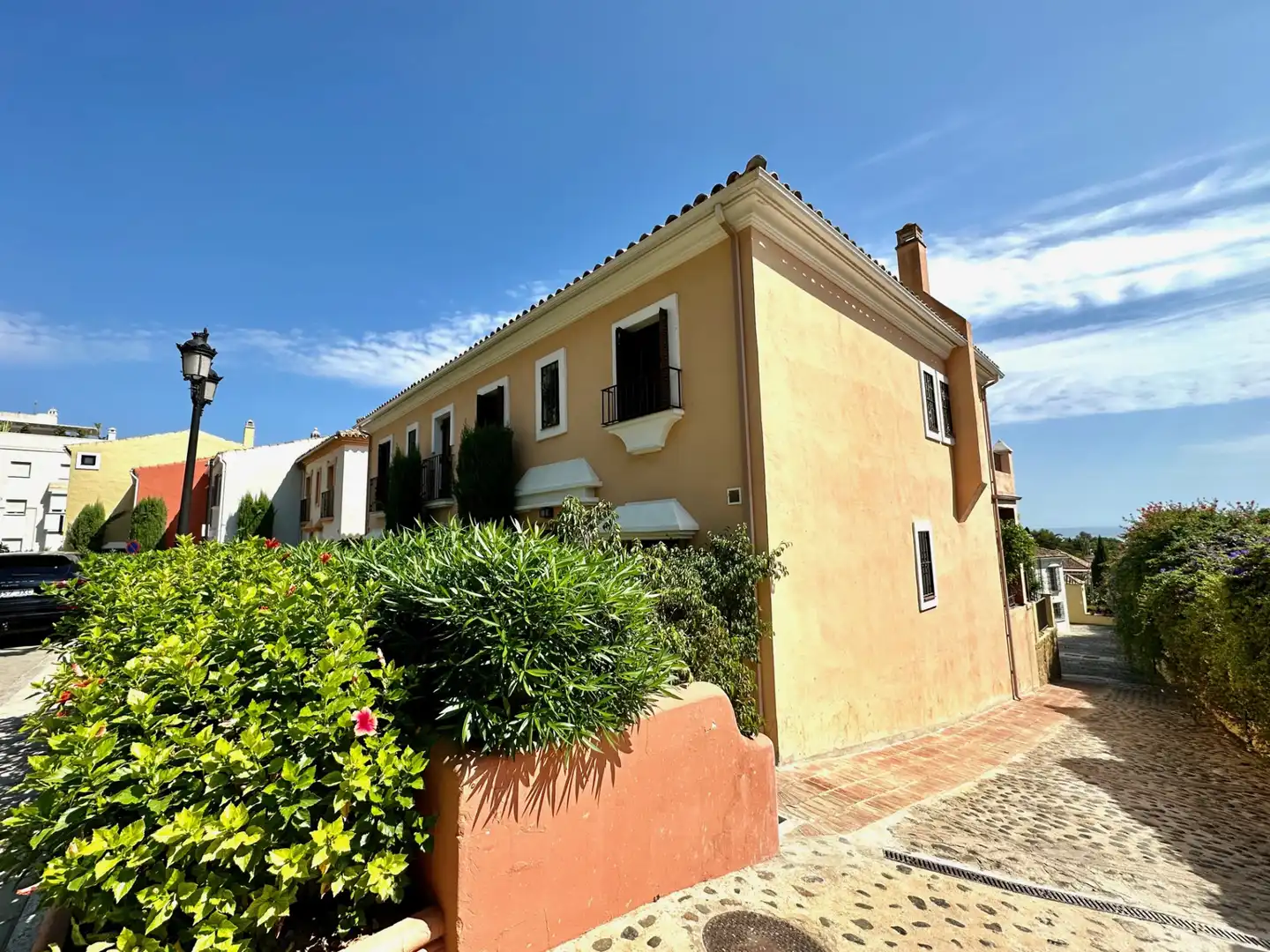 Außenansicht von Einfamilien-Reihenhaus zum Verkauf in Marbella mit Klimaanlage, Privatgarten und Terrasse