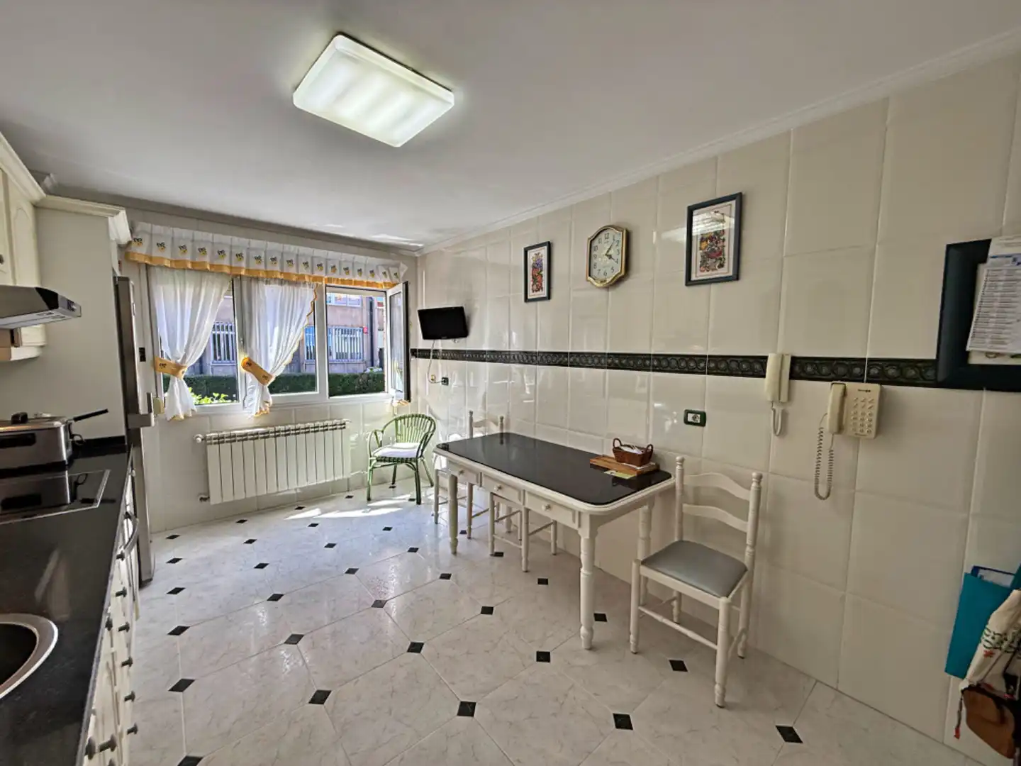 Cocina de Casa adosada en venta en Oviedo  con Calefacción, Jardín privado y Parquet