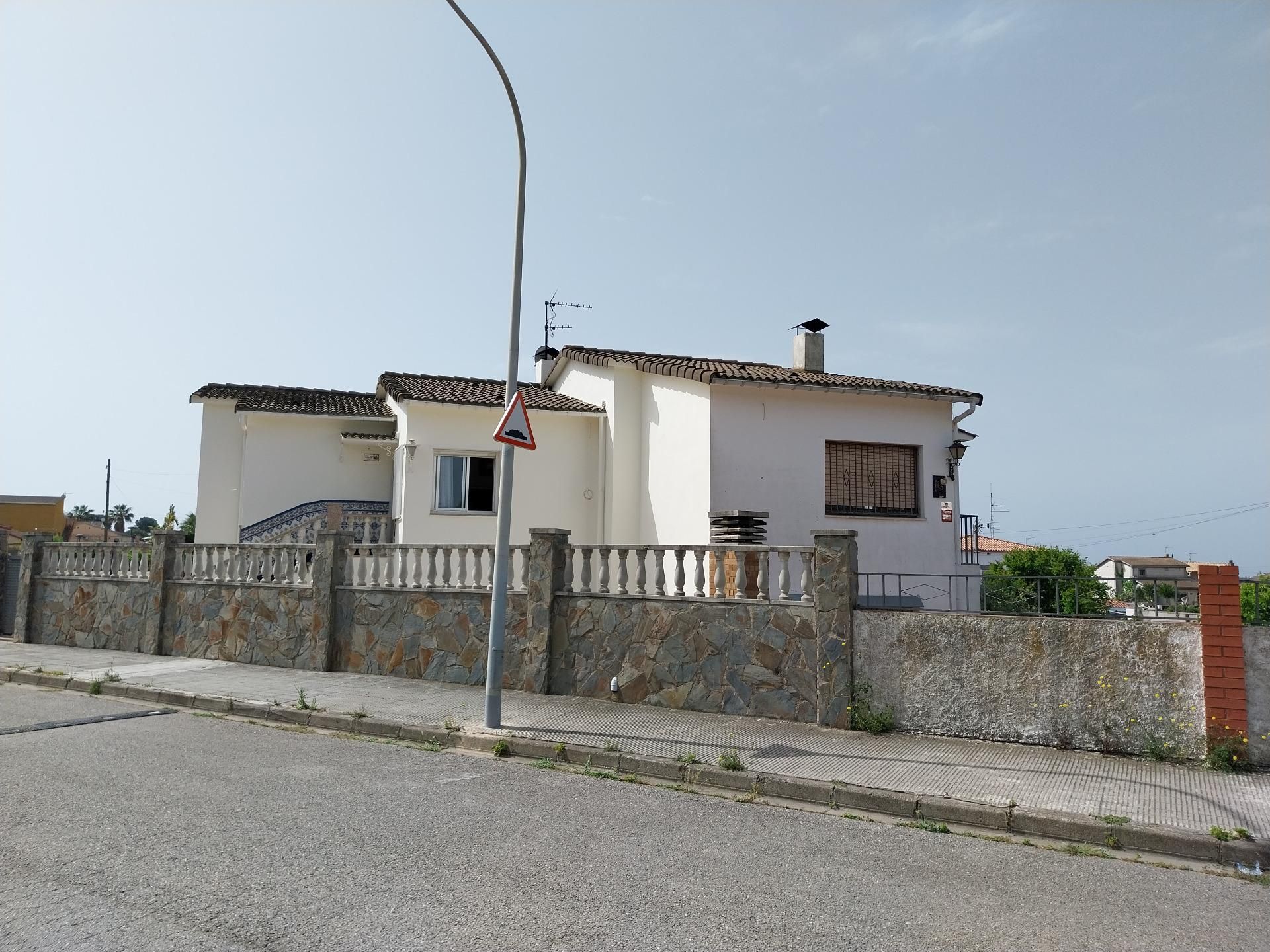 Exterior view of Single-family semi-detached for sale in El Vendrell  with Heating, Terrace and Swimming Pool