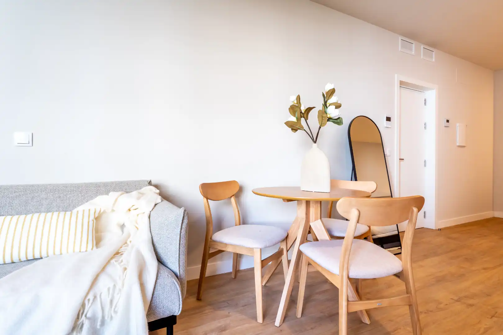 Comedor de Estudio de alquiler en Sevilla con Aire acondicionado, Calefacción y Amueblado