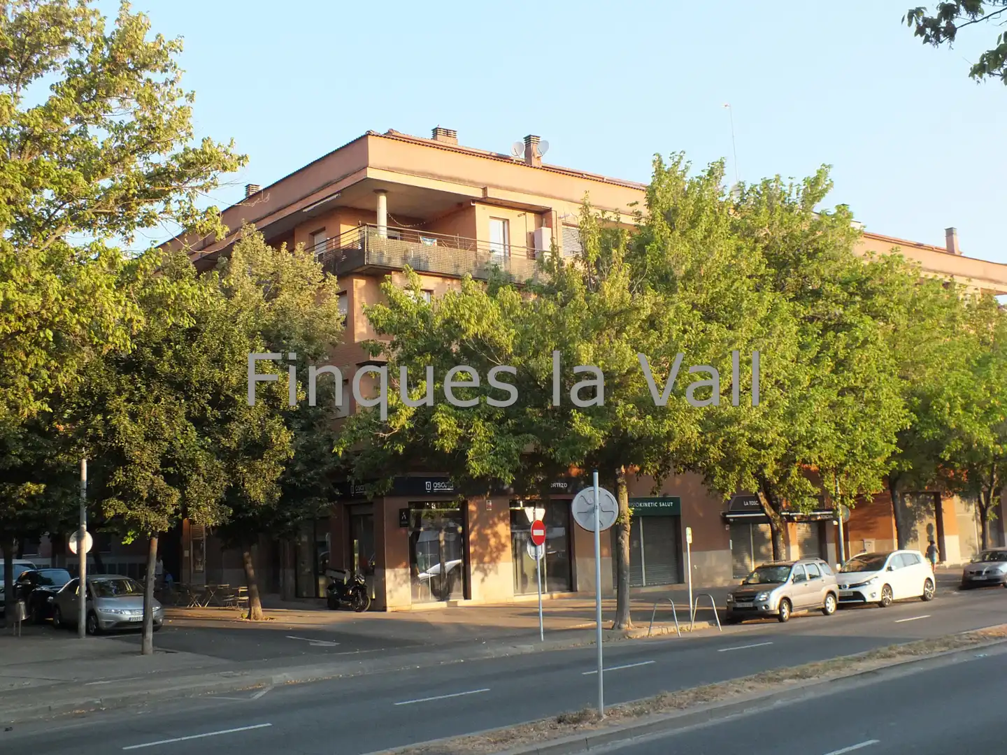 Vista exterior de Pis en venda en Vic amb Calefacció, Terrassa i Forn