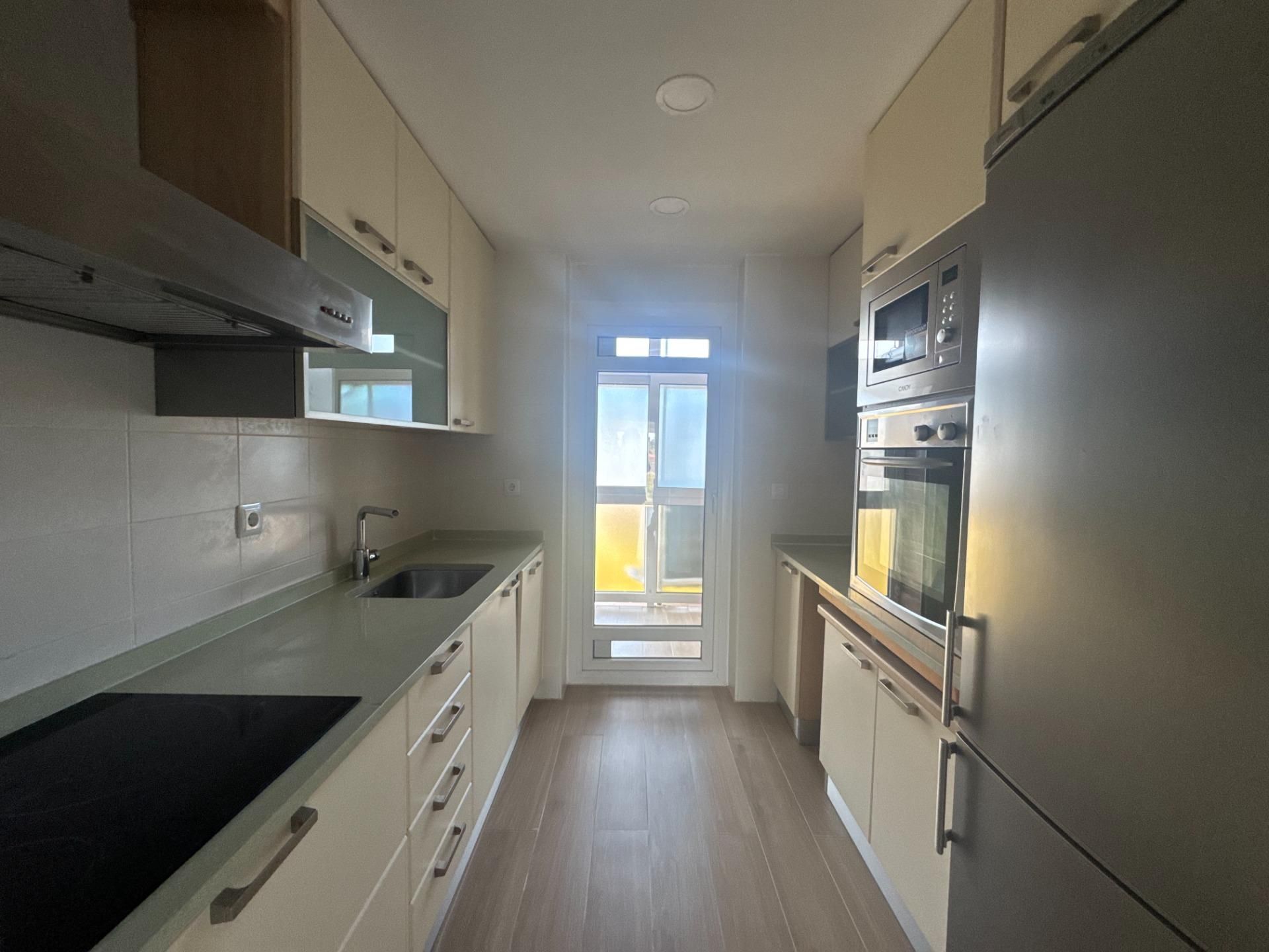 Cuina de Pis de lloguer en  Madrid Capital amb Calefacció, Traster i Piscina comunitària