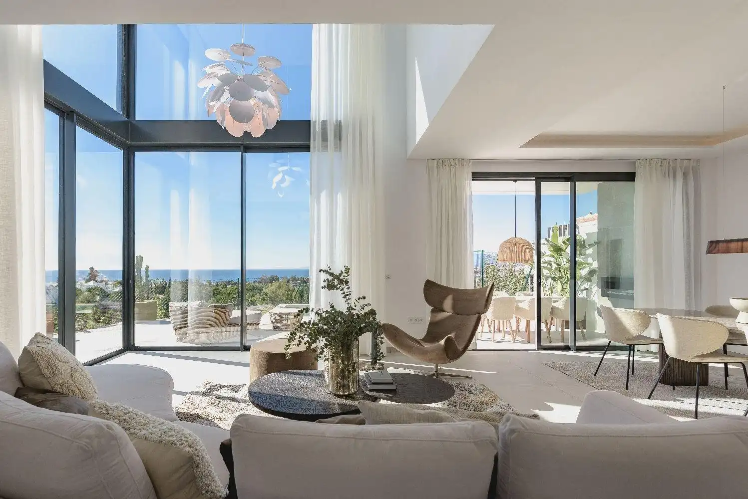 Sala de estar de Casa adosada en venta en Marbella con Calefacción, Jardín privado y Terraza