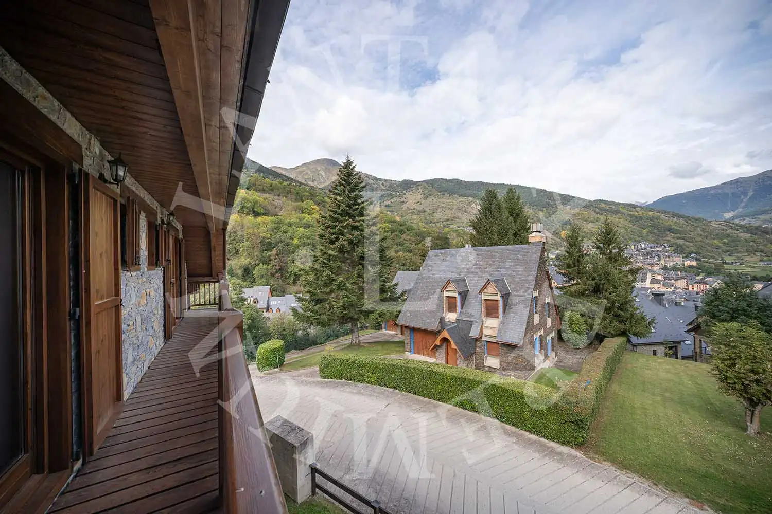 Vista exterior de Casa adosada en venta en Vielha e Mijaran con Calefacción, Jardín privado y Parquet