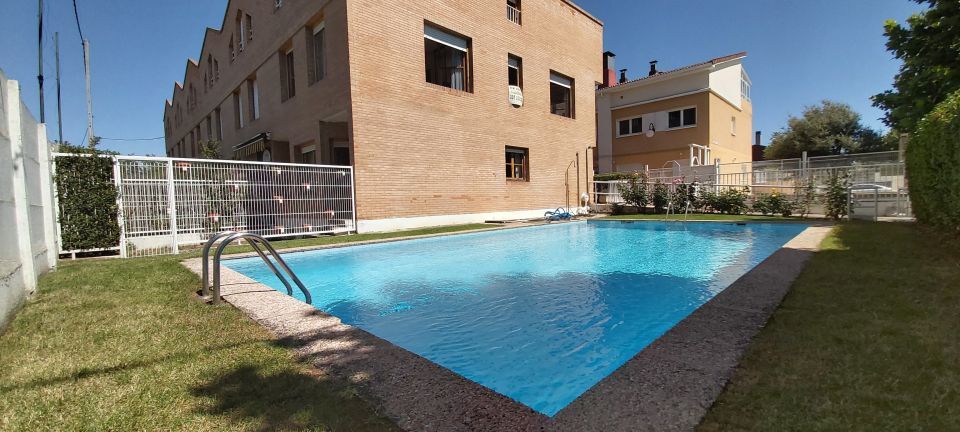 Piscina de Casa adosada en venda en Santo Domingo de la Calzada amb Calefacció, Parquet i Terrassa