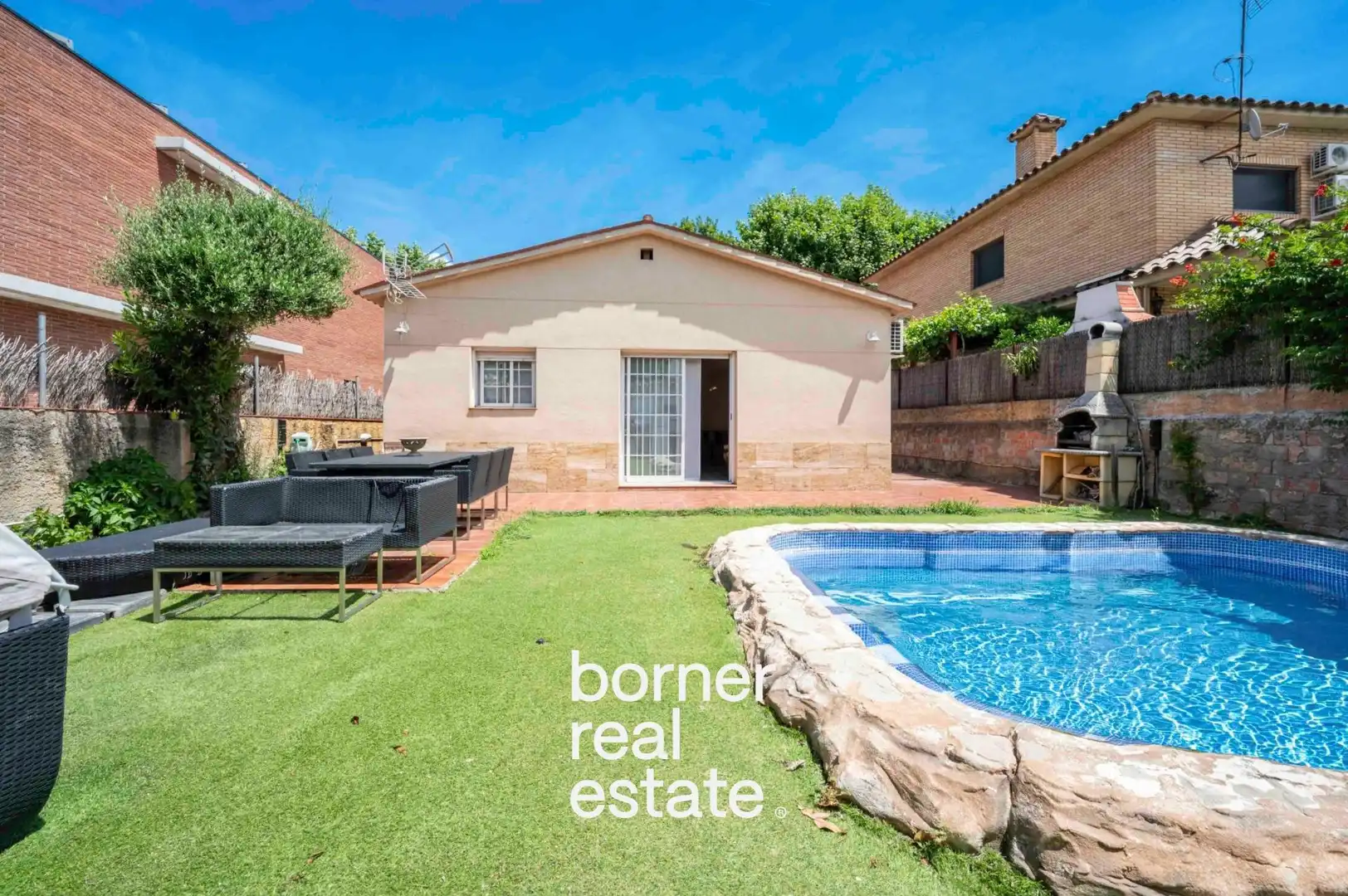 Vista exterior de Casa o xalet en venda en Sant Cugat del Vallès amb Aire condicionat, Calefacció i Jardí privat