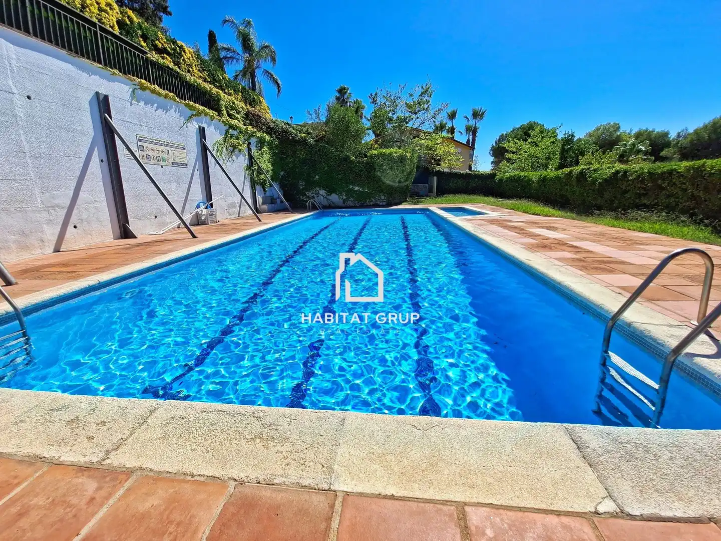 Casa con piscina en venta en Fenals, imagen 3